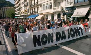 Jon Anzaren desagertzea salatzeko manifestazioa Donostian