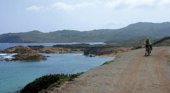 Kalaz betetako uhartea da Menorca. Ezkerreko irudian, Cales Coves (irla hegoaldean). Eskuinean, mendebaldeko kostaldea: Cala Santandria, Cala Blanes eta Cala Blanca.