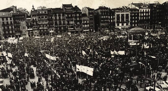 1978ko Aberri Egunak inoizko babesik zabalena jaso zuen. Milaka lagun bildu zen, norbere mezuarekin, Hego Euskal Herriko lau hiriburuetan eta Larrun mendian. Irudian, IruÃ±eko manifestazioa Gazteluko Plazan, 35.000 lagun inguru elkartu ziren.