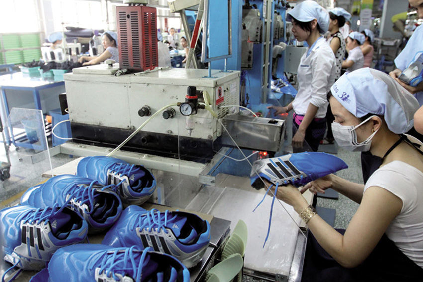 Thanhnien News “ hedabide elektronikotik eskuratutako argazkian, langileak Adidas oinetakoak ekoizten Vietnamgo usina batean. Nayla Ajaltounik esan duenez, “Nike eta Adidas saiatu dira beren marka irudia zaintzen, produkzio katean [lan baldintzen] gardent