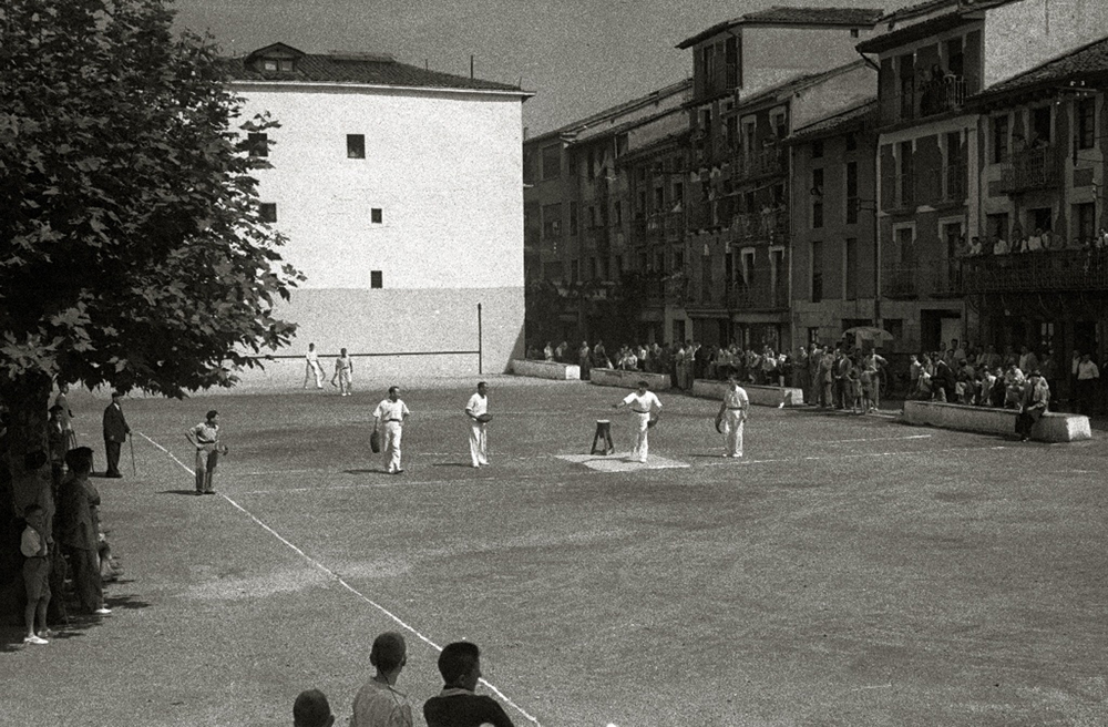 Villabona eta Hazparneren arteko errebote partida 1948an, 
oraintxe berritu duten Errebote plazan. (Arg: Vicent Martin / Foto Car)
