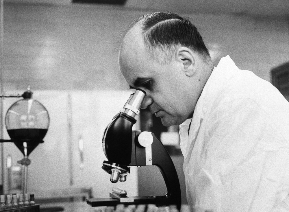 Maurice Hilleman (1919-2005) mikrobiologoak 40 txerto inguru garatu zituen, 
industria farmazeutikoaren baliabideak erabiliz. (arg: Walter Reed Medical)