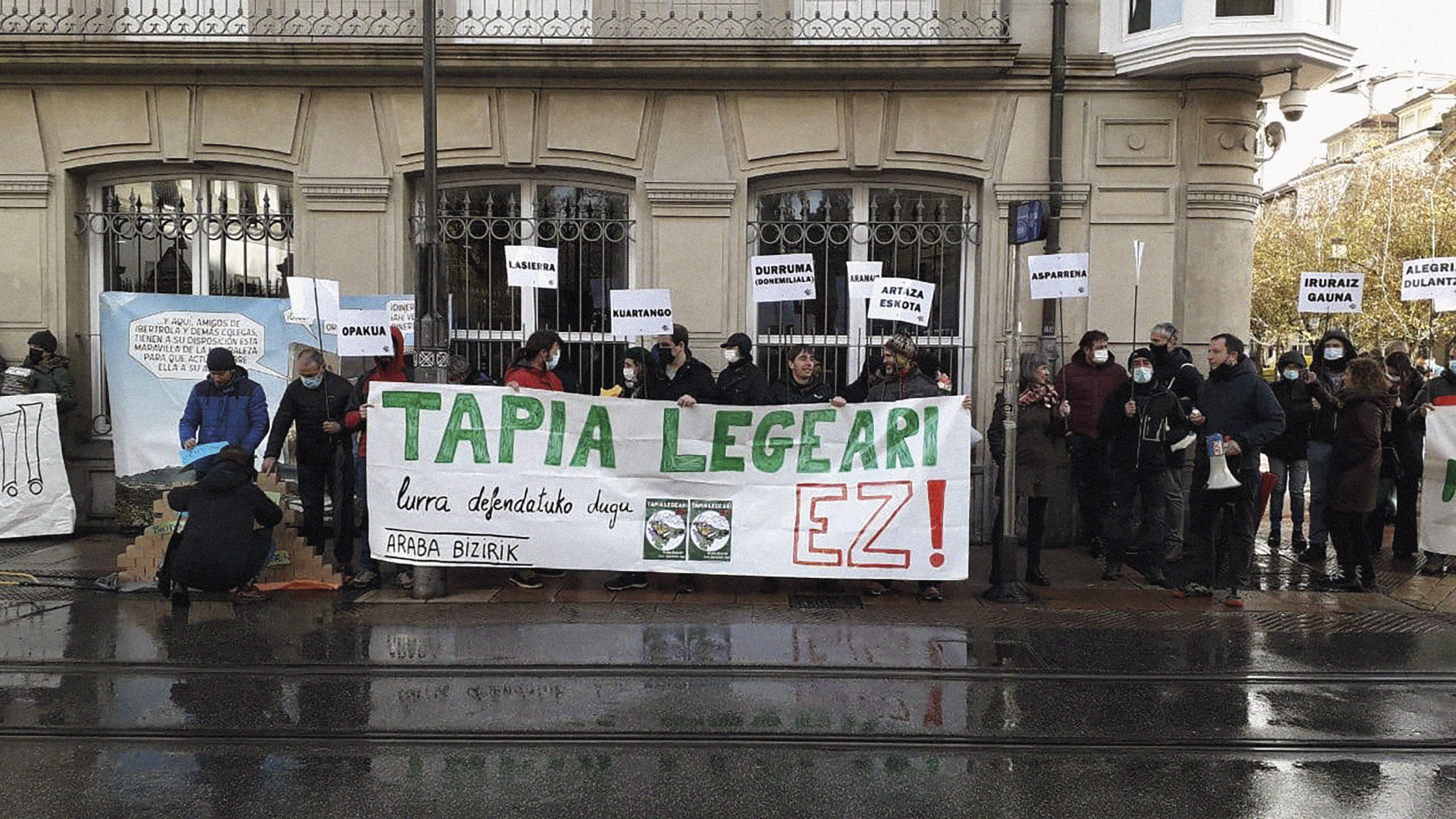 Araba Bizirik plataformaren mobilizazioa Tapia Legearen aurka, legebiltzarraren aurrean. Argazkia: Araba Bizirik.