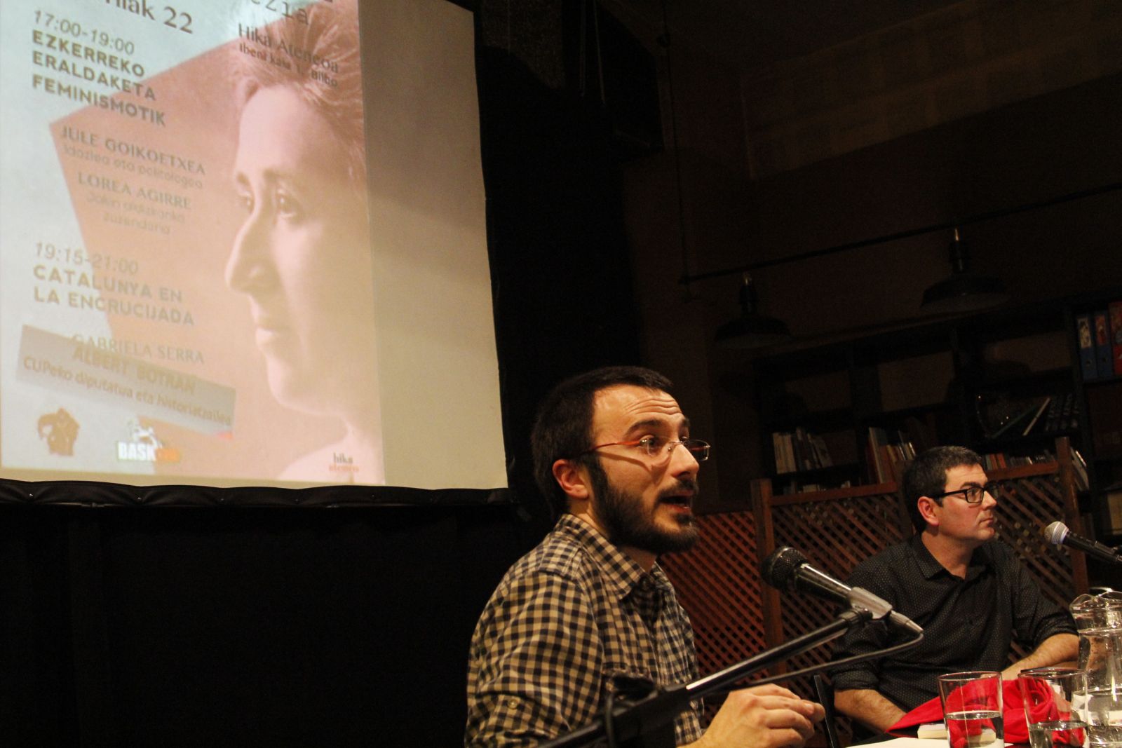 El Ateneo Hika de Bilbao se quedó pequeño para acoger al público de su discurso; reflejo del interés que el proceso independentista, y en especial el modelo de política de la Cup, ha despertado en la izquierda vasca.